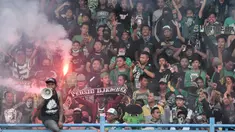 Ribuan suporter Persebaya Surabaya (Bonek) memadati Stadion Tugu, Koja, Jakarta Utara, Selasa (2/8). Mereka meminta PSSI mengembalikan status Persebaya 1927 sebagai klub yang sah dan ikut perhelatan Liga Indonesia.(Liputan6.com/Yoppy Renato)