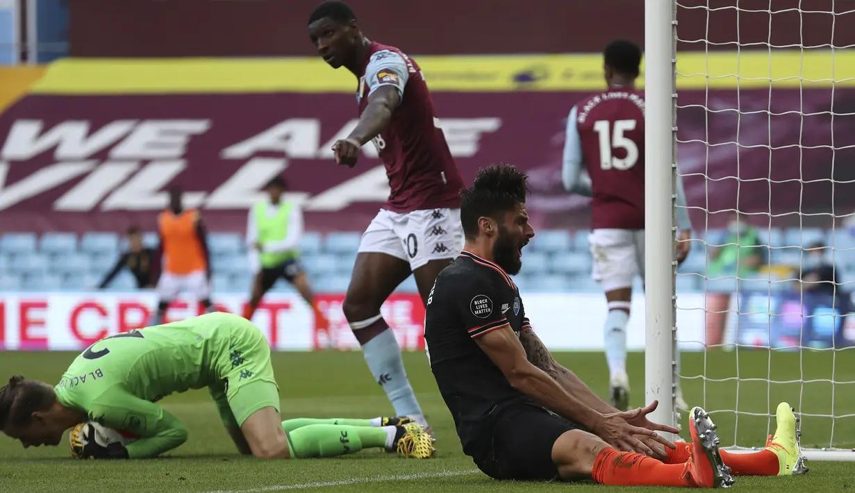 Reaksi pemain Chelsea Olivier Giroud  (kanan) setelah gagal mencetak gol ke gawang Aston Villa dalam lanjutan Liga Inggris di Villa Park Stadium, Birmingham, Inggris, Minggu (21/6/2020). Chelsea menaklukkan Aston Villa 2-1. (Cath Ivill/Pool via AP)