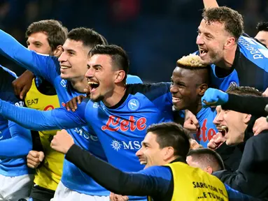 Pekan ke-18 Liga Italia 2022/2023 dibuka dengan kemenangan sensasional Napoli atas Juventus dengan skor telak 5-1 di Diego Armando Maradona Stadium, Naples, Sabtu (14/1/2023) dini hari WIB. Victor Osimhen menjadi bintang kemenangan Napoli dengan mencetak dua gol ke gawang Wojciech Szczesny. Dengan tambahan tiga poin, Napoli makin mengukuhkan posisinya di puncak klasemen sementara dengan raihan 47 poin, unggul 10 angka dari AC Milan dan Juventus di peringkat kedua dan ketiga. (AFP/Alberto Pizzoli)