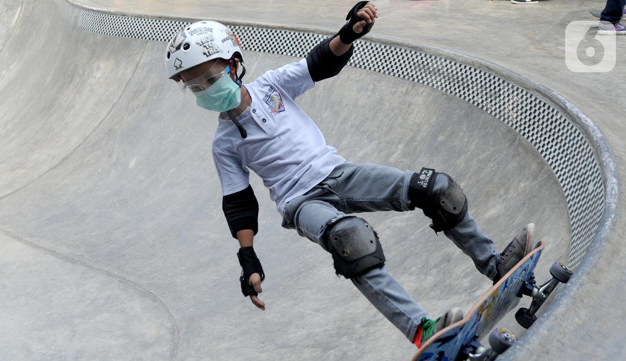Seorang anak dengan menggunakan masker dan face shield berlatih skateboard di Crooz Shophouse di kawasan Duren Tiga, Jakarta Selatan, Minggu (2/8/2020). Sekitar tiga minggu ini mereka kembali melakukan latihan seminggu dua kali dengan menerapkan protokol kesehatan. (merdeka.com/Arie Basuki)