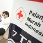 Warga mendonorkan darahnya di kantor PMI DKI Jakarta, Jumat (24/6). Meskipun terdapat penurunan, namun stok darah di Ibu Kota relatif aman selama Ramadan dengan jumlah sekitar 800-1.500 kantong perhari. (Liputan6.com/Immanuel Antonius)