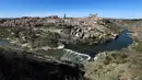 Foto yang diambil pada tanggal 25 Maret 2023 ini menunjukkan pemandangan umum kota tua Toledo, yang terdaftar sebagai Situs Warisan Dunia UNESCO, yang berbatasan dengan Sungai Tagus. (Photo by Thomas COEX / AFP)