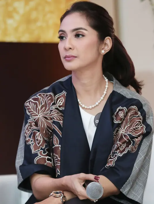 "Jadi pas anniversary bapaknya nggak ada. Dia bangun tidur terus ucapin happy anniversary, habis itu dia tidur lagi. Dia juga siapkan kue," ungkap Maudy, di The Hemritage, kawasan Menteng, Jakarta Pusat, Rabu (21/12). (Galih W. Satria/Bintang.com)