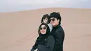 Selepas Umrah, Atta dan Aurel Hermansyah pun mengajak kedua anaknya liburan ke Dubai. Tampak Atta dan Aurel mengenakan baju serba hitam, sedangkan Ameena mengenakan baju putih saat di padang pasir. [@aurelie.hermansyah]