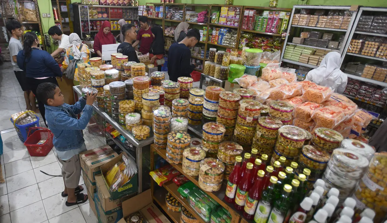 Hingga Rabu (26/3/2025), aktivitas transaksi pada sejumlah toko kue kering di sekitar pabrik Khong Guan ini menunjukkan antusiasme konsumen yang tinggi. (merdeka.com/Arie Basuki)