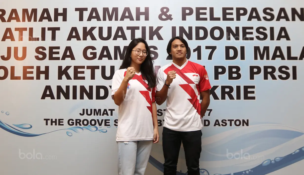 Atlet Renang Indonesia, Gagarin Nathaniel Yus dan    Felicia Angelica saat acara pelepasan tim di Epicentrum, Jakarta, Jumat (11/8/2017). Akuatik diharapkan merebut lima emas pada SEA Games 2017. (Bola.com/Nicklas Hanoatubun)