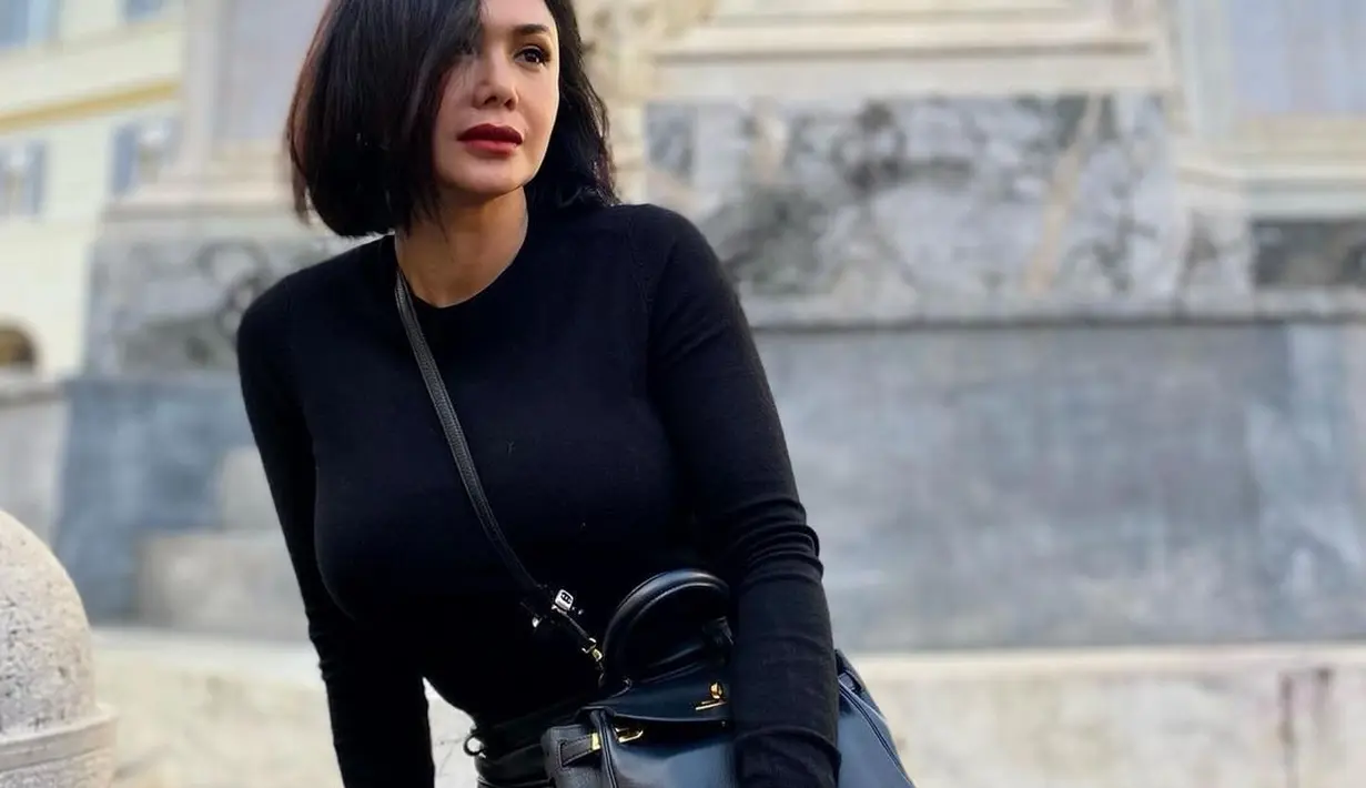 Selain punya wajah yang cantik,  Yuni Shara juga mempunyai bentuk badan yang bugar dan tetap langsing. (FOTO: instagram.com/yunishara36/)
