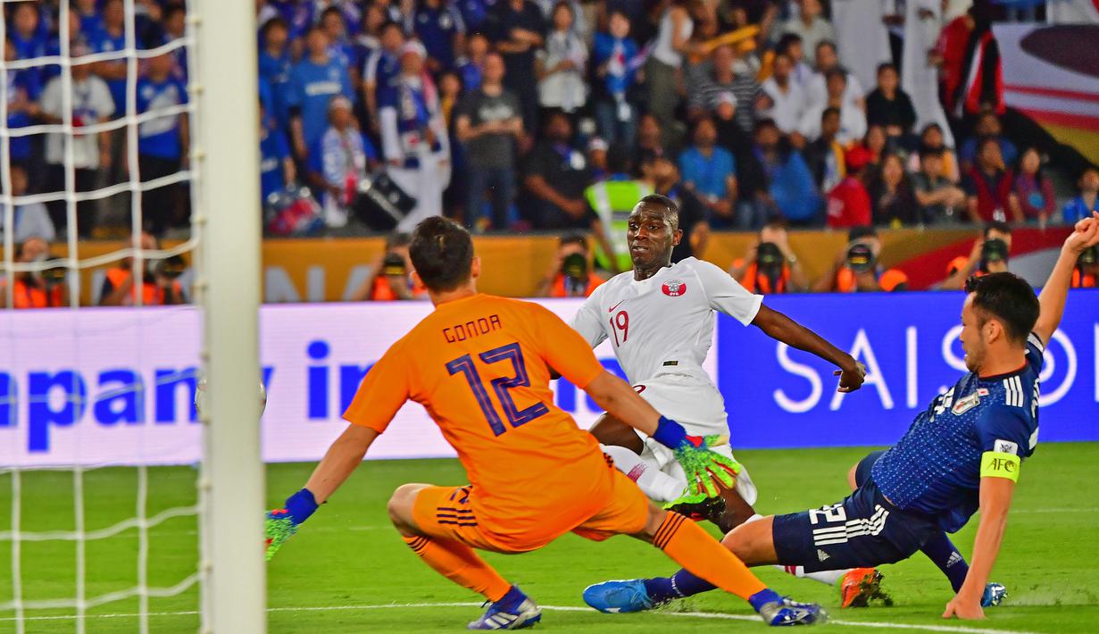 Striker Qatar, Almoez Ali, berusaha membobol gawang kiper Jepang, Shuichi Gonda, pada laga final Piala Asia 2019 di Stadion Zayed Sports City, Abu Dhabi, Jumat (1/2). Qatar menang 3-1 atas Jepang. (AFP/Giuseppe Cacace)