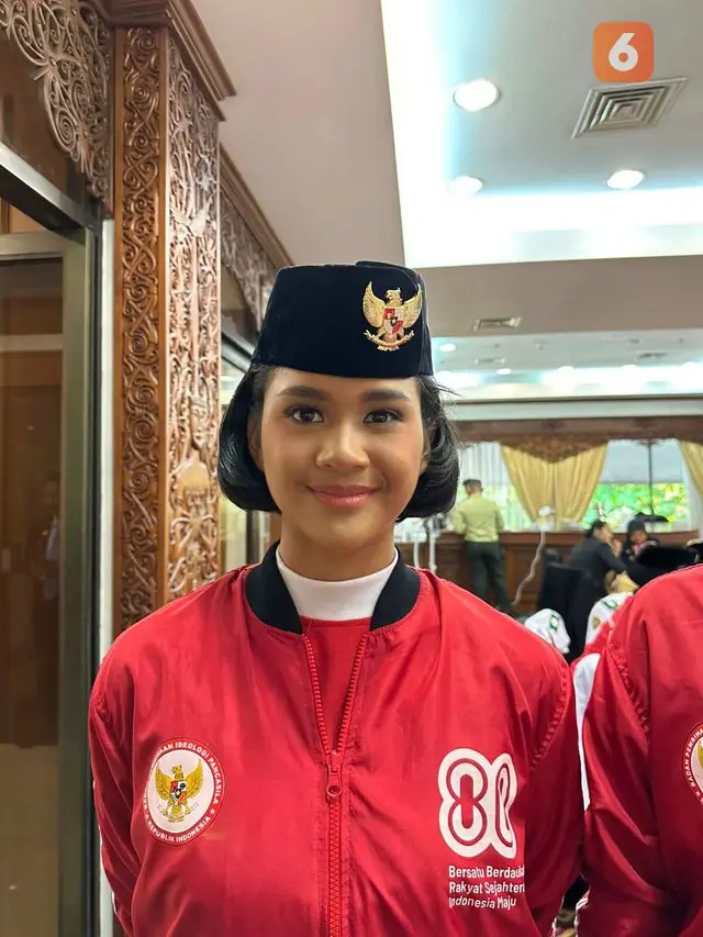 Profil Paskibraka Nasional 2025, Sultana Najwa sebagai Pembawa Baki Cadangan di penurunan Bendera Merah Putih HUT RI di Istana Negara. (Foto: Instagram @tashyaamandaa)