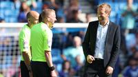 Pelatih dari Brighton and Hove Albion Graham Potter tertawa di depan wasit usai pertandingan pekan keenam Liga Inggris 2022/2023 melawan Leicester City. (AFP/Adrian Dennis)