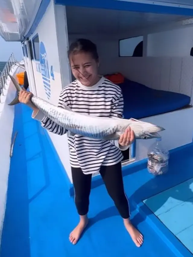 Prilly Latuconsina mancing ikan (Instagram/prillylatuconsina96)