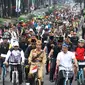 Presiden Joko Widodo (tengah) didampingi Gubernur Jawa Barat Ridwan Kamil (kanan) saat mengikuti Bandung Lautan Sepeda, Sabtu (10/11). Kegiatan yang diadakan oleh Kodam III/Siliwangi ini dalam rangka memperingati Hari Pahlawan. (Liputan6.com/Angga Yuniar)
