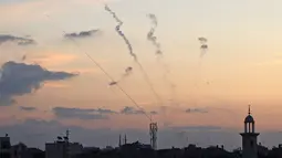 Tembakan roket diluncurkan dari beberapa lokasi di Gaza mulai pukul 06:30 pagi (0330 GMT) dan berlanjut selama hampir setengah jam, wartawan AFP melaporkan. (MAHMUD HAMS / AFP)