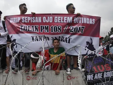 Aliansi Nasional Driver Online Indonesia (Aliando) melakukan unjuk rasa di depan Istana Negara, Jakarta, Rabu (14/2). Massa menuntut Permenhub No 108 Tahun 2017 dibatalkan karena memberatkan pengemudi taksi online. (Liputan6.com/Arya Manggala)