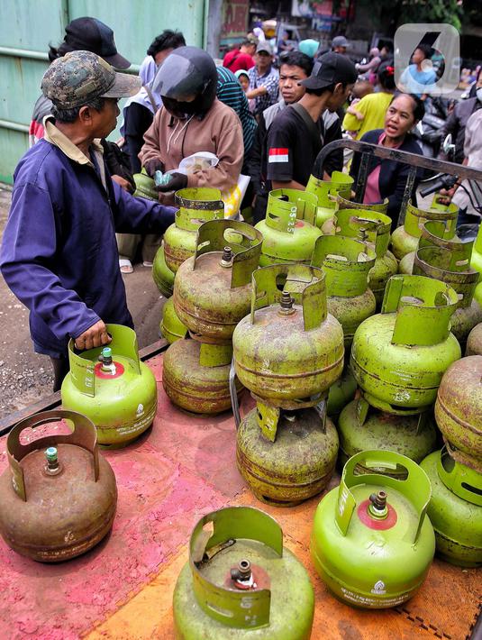 Dengan adanya instruksi dari Presiden Prabowo, diharapkan distribusi dan harga gas elpiji 3 kg dapat kembali normal. Diperlukan evaluasi terhadap kebijakan distribusi terkait gas elpiji 3 kg dapat dilakukan secara komprehensif dan objektif. (Liputan6.com/Angga Yuniar)