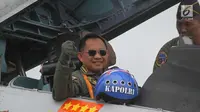 Kapolri Jenderal Tito Karnavian mengepalkan tangan di atas pesawat Sukhoi sebelum lepas landas di landasan pacu Lanud Halim Perdanakusuma, Jakarta, Rabu (20/12). (Liputan6.com/Pool/Agus)