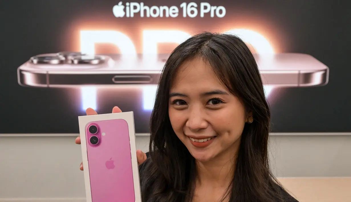 Pencinta produk Apple menyambut antusias peluncuran sekaligus penjualan iPhone 16 series di Indonesia. (BAY ISMOYO/AFP)
