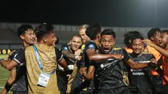 Stadion Indomilk Arena kembali tak bersahabat bagi tim Ibu Kota, Persija Jakarta. Setelah tumbang 0-1 dari Persita pada laga pekan ke-4 BRI Liga 1 2023/2024, Tim Macan Kemayoran kembali menuai kekalahan saat dijamu Dewa United pada pekan ke-10, Jumat (25/8/2023). Dua gol kemenangan tuan rumah ke gawang Andritany Ardhiyasa dicetak oleh Dimitris Kolovos pada menit ke-60 dan Septian Bagaskara pada masa injury time babak kedua. Dengan kekalahan ini, Persija sementara berada di posisi ke-10 dengan mengemas 13 poin, sementara Dewa United menghuni peringkat ke-7 dengan 15 poin. (Bola.com/M Iqbal Ichsan)