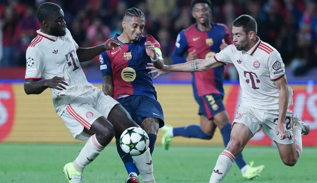 Raphinha tampil fantastis dengan memborong tiga gol kemenangan Barca. (AFP/Lluis Gene)