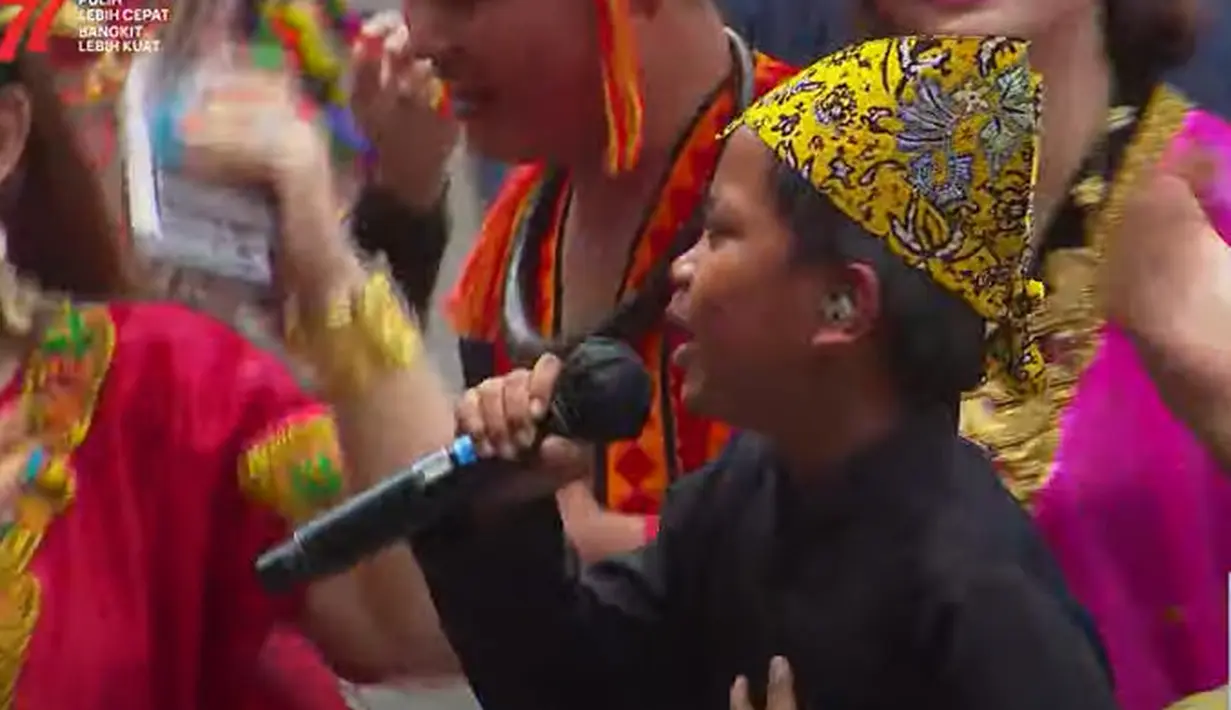 Ketagihan dengan lagu Ojo Dibandingke yang dibawakan Farel, para tamu undangan pun rikues untuk mengulanginya sekali lagi. (Tangkapan layar YouTube Sekretariat Presiden)