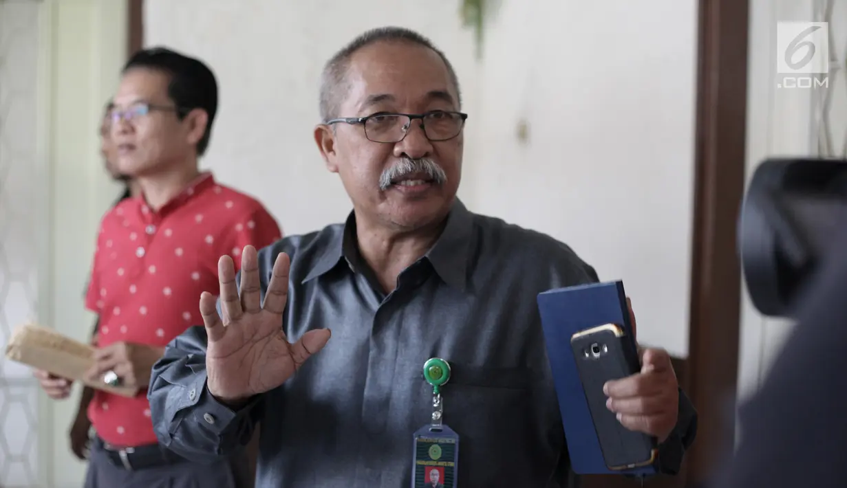 Humas PN Jakarta Utara Jootje Sampaleng memberikan keterangan pers terkait beredarnya surat gugatan cerai Ahok kepada istrinya di PN Jakarta Utara, Senin (8/1). (Liputan6.com/Arya Manggala)