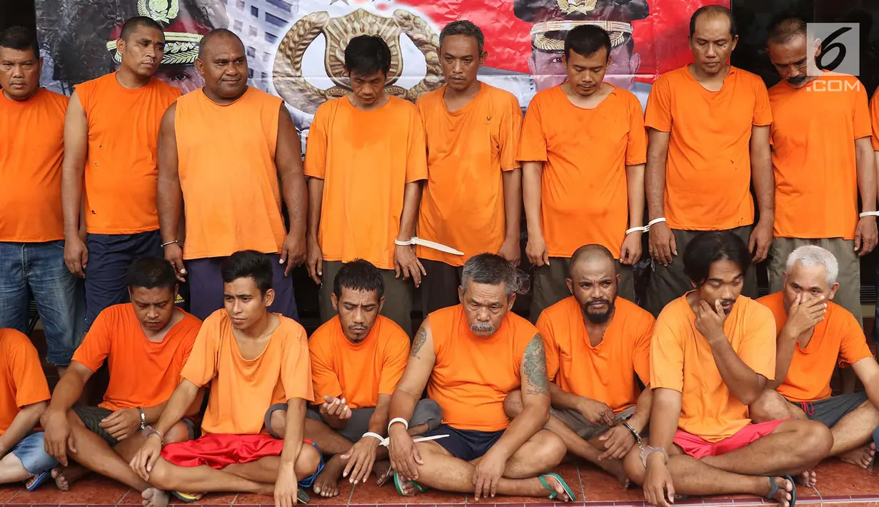 Tersangka kasus premanisme dihadirkan di Mapolres Metro Jakarta Barat, Senin (12/11). Polisi menangkap 23 pria dari dua kasus berbeda karena  tindakan perusakan, intimidasi, pengusiran, dan penguasaan lahan di Jakbar. (Liputan6.com/Immanuel Antonius)