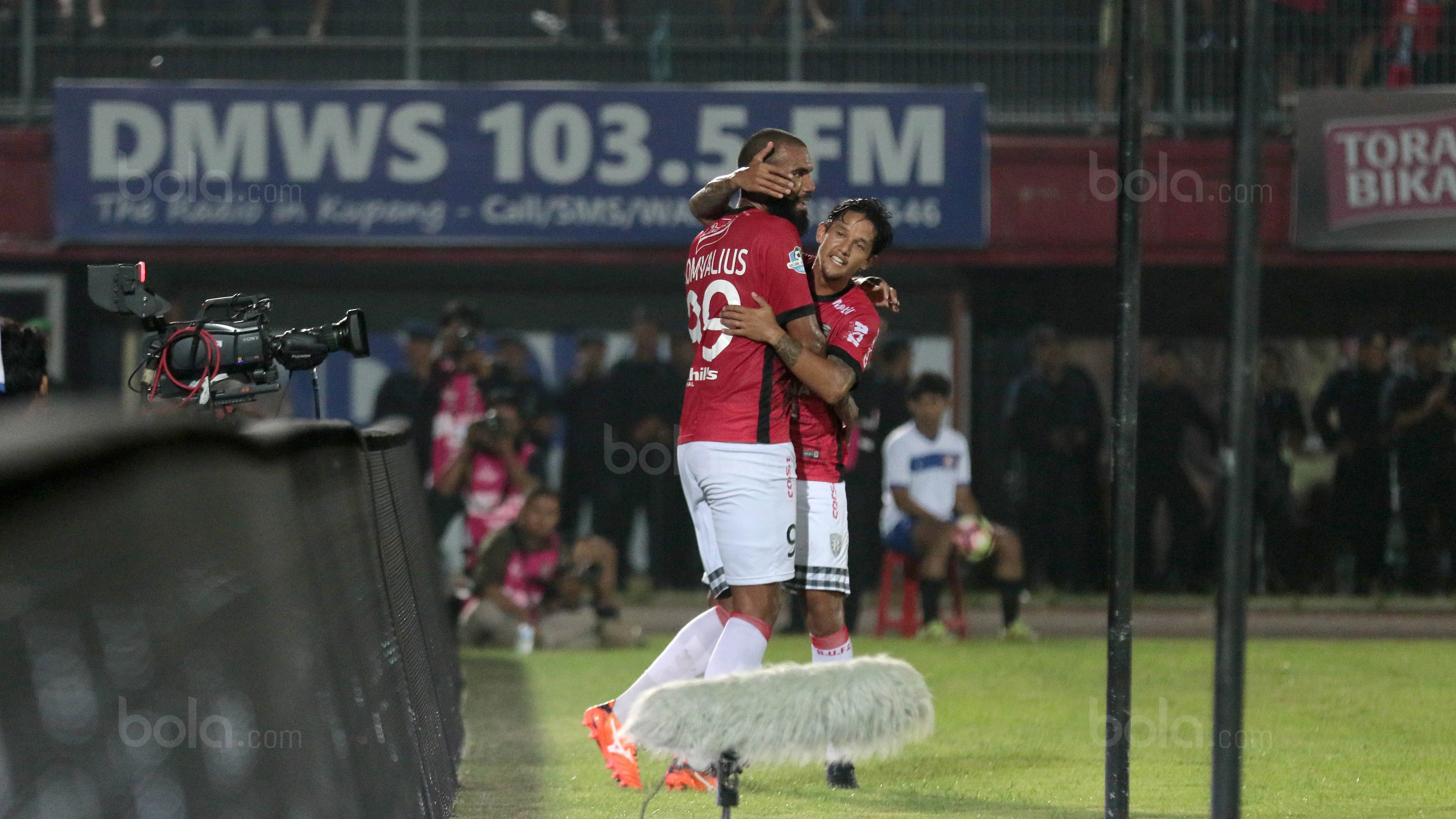 Pemain Bali United, Sylvano Comvalius (kiri) merayakan golnya bersama Irfan Bachdim. (Bola.com/NIcklas Hanoatubun)