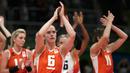 Para pemain Belanda bertepuk tangan usai pertandingan melawan tim Tiongkok pada semifinal Olimpiade Rio 2016 di Rio de Janeiro, Brasil, (18/8). (REUTERS/Ricardo Moraes)