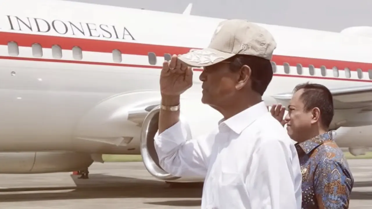 Sri Sultan Hamengku Buwono X menerima topi RI 1 dari Presiden Prabowo Subianto
