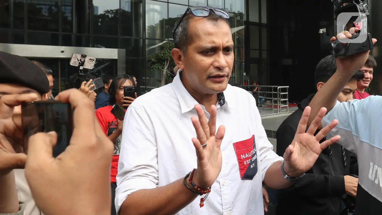 Senyum Wamenkumham Edward Omar Sharif Hiariej Saat Tinggalkan Gedung KPK Usai Klarifikasi Dugaan Penerimaan Gratifikasi