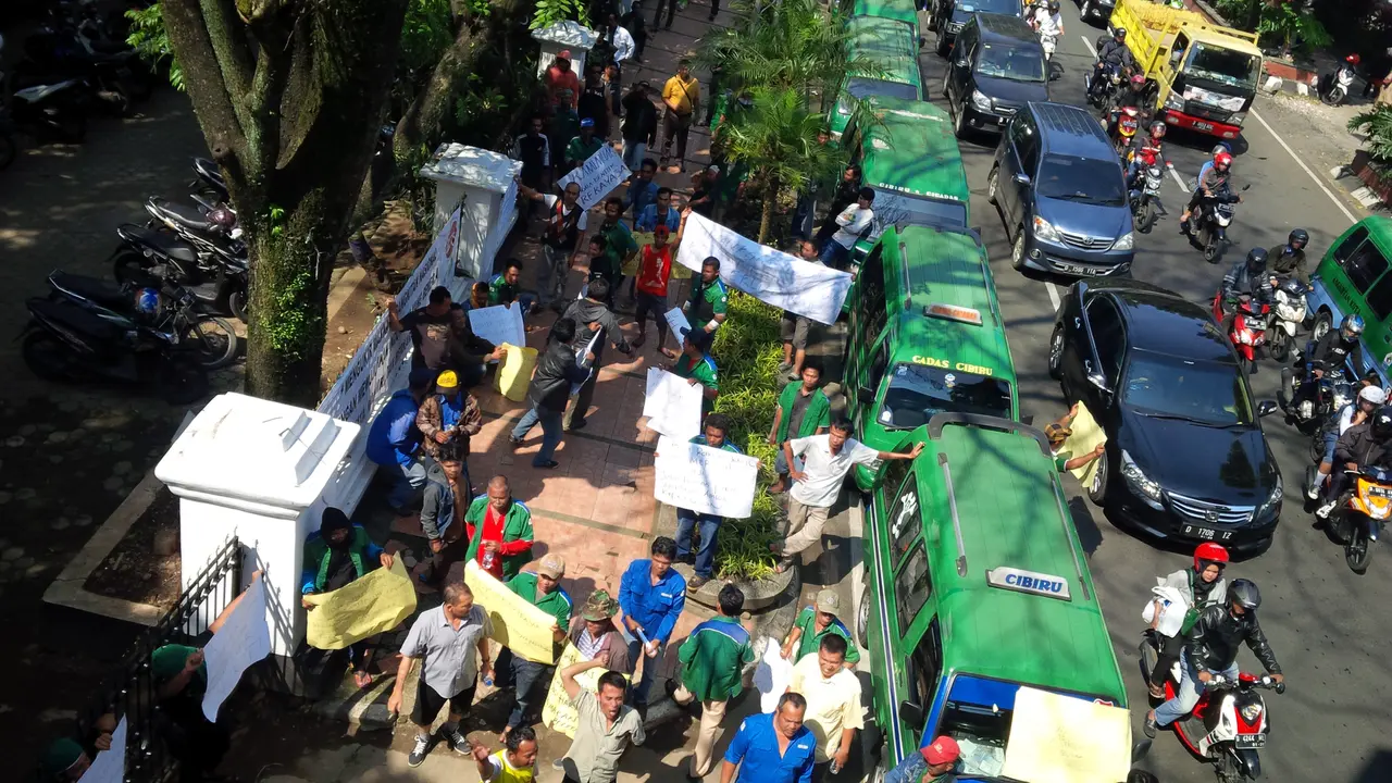 Ridwan Kamil Kecewakan Ratusan Sopir Angkot Bandung