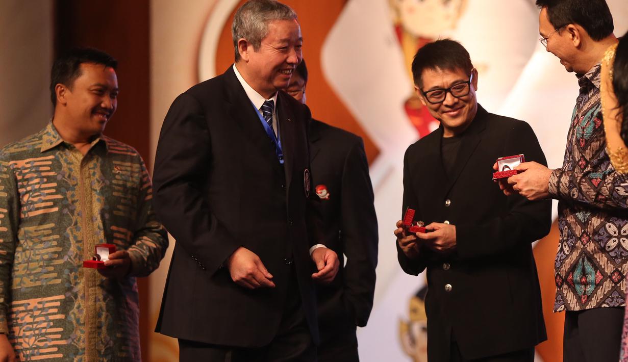 Bintang Film, Jet Li (dua dari kanan), Gubernur DKI Jakarta, Basuki Purnama (kanan), dan Menpora Imam Nahrawi terima batu akik pada Pembukaan Kejuaraan Dunia Wushu 2015 di JCC, Senayan, Jakarta, Jumat (13/11/2015) WIB. (Bola.com/Nicklas Hanoatubun). 