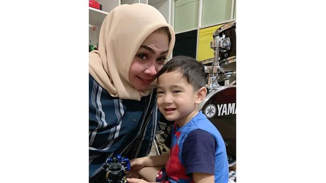 Jalani Debut Main FTV, Ini 6 Potret Kedekatan Rafathar dengan Rieta Amilia