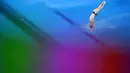Atlet asal Inggris Jack Laugher bertanding dalam babak semifinal loncat indah 3m putra pada Olimpiade Tokyo 2020 di Tokyo Aquatics Center, Jepang, Selasa (3/8/2021). (Foto: AFP/Oli Scarff)