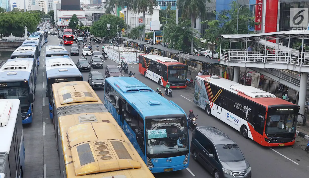 Aktivitas bus Transjakarta di Halte Harmoni, Jakarta, Rabu (2/1). PT Transportasi Jakarta (Transjakarta) menargetkan 231 juta pelanggan pada tahun 2019. (Liputan6.com/Immanuel Antonius)