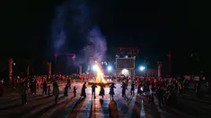 Orang-orang dari etnis minoritas Yi menari di sekitar api unggun untuk merayakan Festival Obor di Bijie, di provinsi Guizhou barat daya China pada 5 Juni 2023. (AFP/STR)