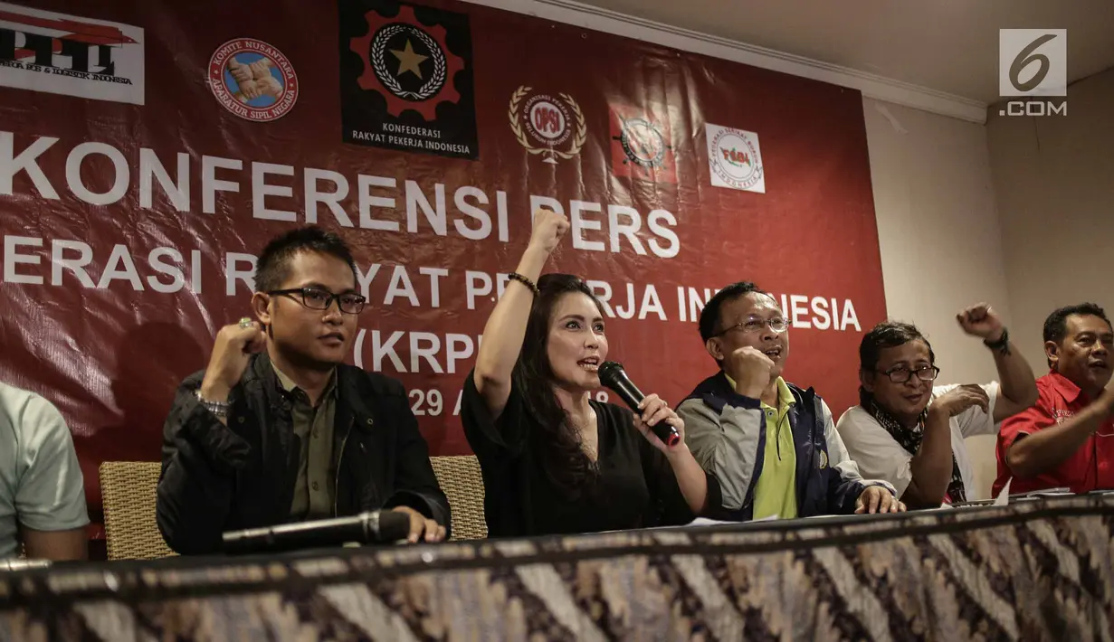 Ketum Konfederasi Rakyat Pekerja Indonesia (KRPI), Rieke Diah Pitaloka menyampaikan maklumat untuk Presiden Jokowi dalam konferensi pers di Jakarta, Minggu (29/4). Maklumat itu dinamakan 'Panca Maklumat Rakyat Pekerja'. (Liputan6.com/Faizal Fanani)