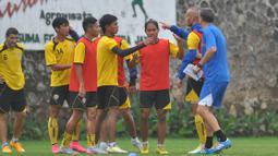 Pemain Arema Cronus, Kiko Insa membalas menendang kaki Arif Suyono dalam latihan di Kusuma Agrowisata, Malang, Rabu (10/2/2016). Bunyi tendangan Kiko terdengar oleh pemain lain dan pelatih Milomir Seslija. (Bola.com/Kevin Setiawan).
