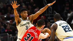 Pebasket Chicago Bulls, Tomas Satoransky, berusaha melewati pebasket Milwaukee Bucks pada laga NBA di United Center, Selasa (31/12/2019). Milwaukee Bucks menang 123-102 atas Chicago Bulls. (AP/Matt Marton)