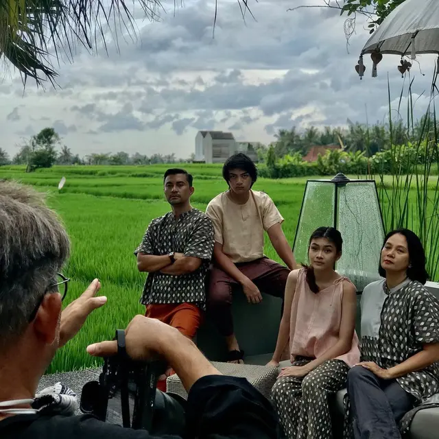 6 Momen Pemotretan Keluarga Anjasmara dan Dian Nitami, Seru di Alam Terbuka