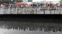 Pencarian Buaya Dihentikan, Petugas Angkat Umpan Ayam di Kali Grogol