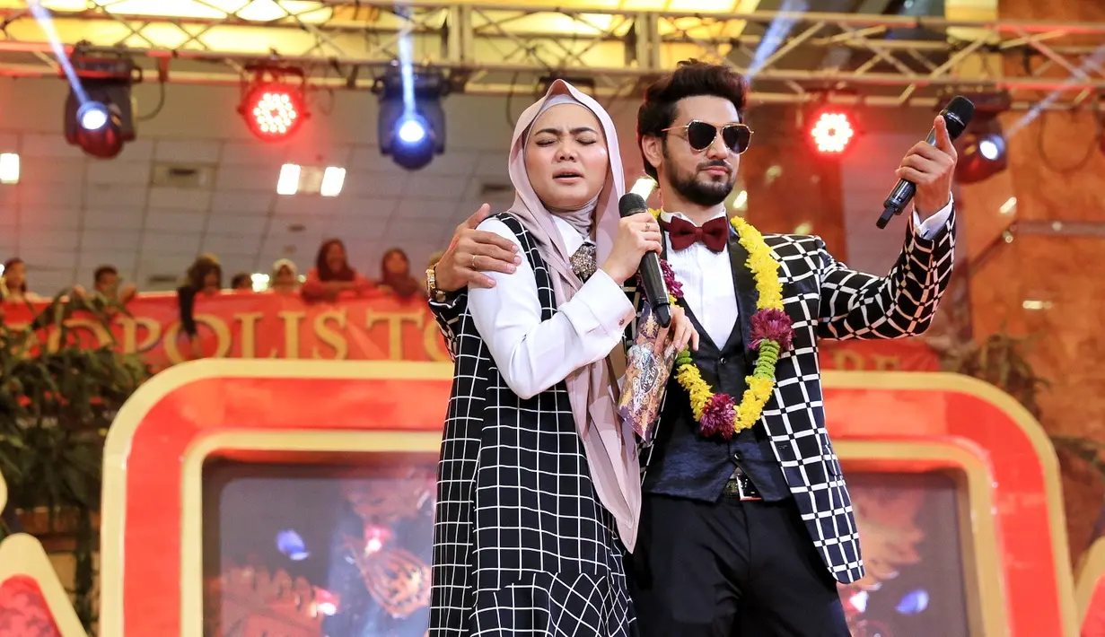 Dua bintang itu juga menyapa para penggemarnya yang sudah setia menyambut kedatangannya sejak Radhika dan Shakti tiba di bandara Soekarno-Hatta pada Sabtu (4/3/2017). Mereka pun menanyakan kabar para fansnya saat itu. (Adrian Putra/Bintang.com)