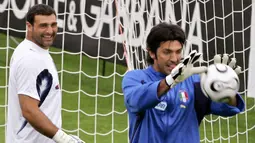 Angelo Peruzzi (kiri). Saat Italia menjadi juara Piala Dunia 2006 di Jerman usai mengalahkan Prancis melalui adu penalti 5-3 (1-1) di partai final, kiper Italia Angelo Peruzzi yang saat itu berusia 36 tahun menjadi anggota skuad tertua yang dibawa pelatih Marcello Lippi. Hanya menjadi pelapis kiper utama Gianluigi Buffon, ia selalu duduk di bangku cadabgan dan tak sekali pun bermain di Piala Dunia 2006. (AFP/Patrick Hertzog)