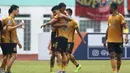 <p>Selebrasi pemain Bhayangkara FC, Alex Martins Ferreira (tengah) setelah menjebol gawang Persija Jakarta dalam pertandingan lanjutan pekan ke-25 BRI Liga 1 2022/2023 yang berlangsung di Stadion Wibawa Mukti, Cikarang, Jawa Barat, Kamis (16/2/2023). (Bola.com/Ikhwan Yanuar)</p>