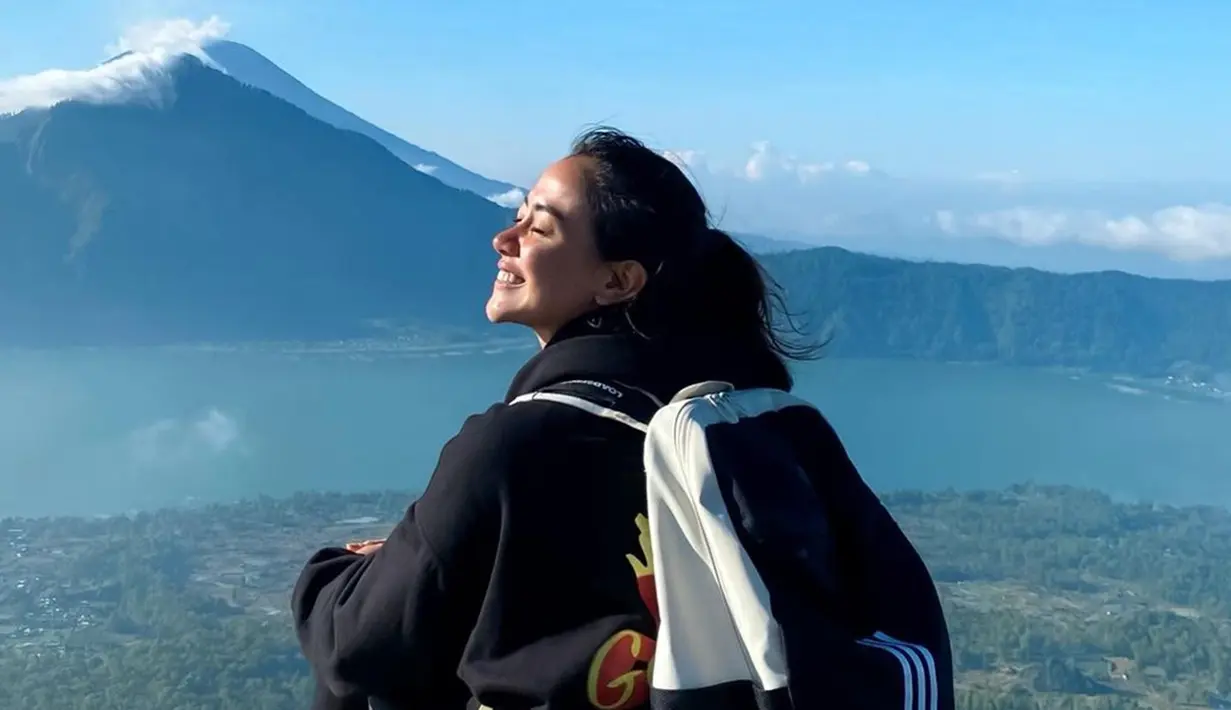 Wanita yang juga menetap di Bali ini tampak begitu bahagia menikmati udara pegunungan. Dirinya juga santai memperlihatkan wajah polos tanpa makeup. (Liputan6.com/IG/@babyjvnc)