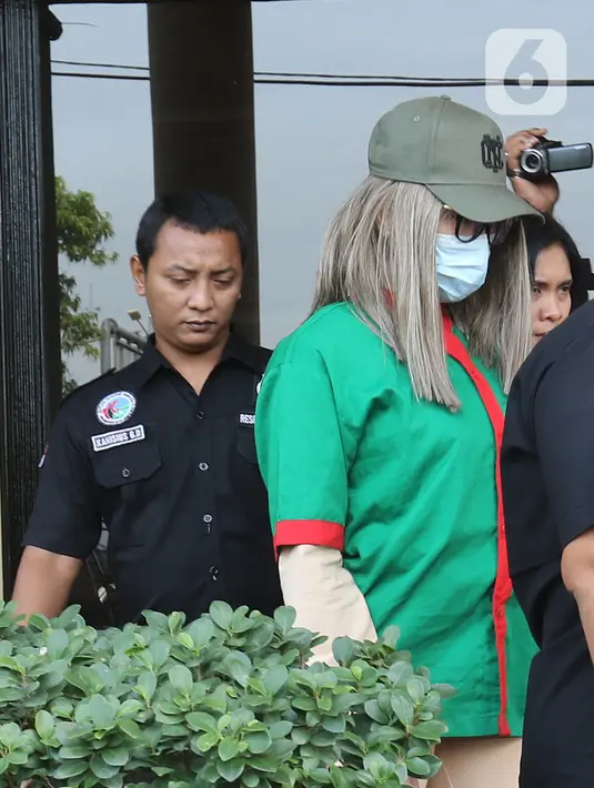 Petugas menghadirkan selebgram Lucinta Luna saat rilis kasus narkoba di Polres Jakarta Barat, Rabu (12/2/2020). Lucinta Luna ditangkap di Apartemen Thamrin City dengan barang bukti berupa tiga pil diduga ekstasi yang dibuang di dalam keranjang sampah. (Liputan6.com/Herman Zakharia)