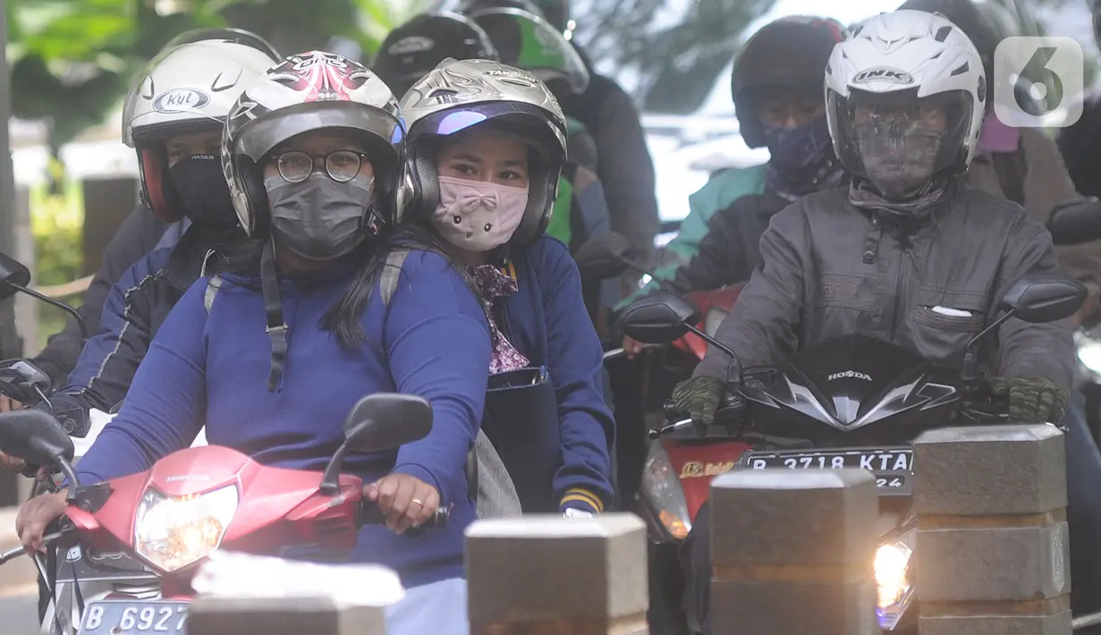 Sejumlah pengendara motor terjebak kemacetan saat melintasi kolong jalan layang (flyover) Semanggi, Jakarta, Senin (16/3/2020). Meski Presiden Jokowi mengeluarkan imbauan masyarakat untuk bekerja di rumah, namun beberapa ruas jalan di Ibu Kota masih mengalami kemacetan. (merdeka.com/Arie Basuki)
