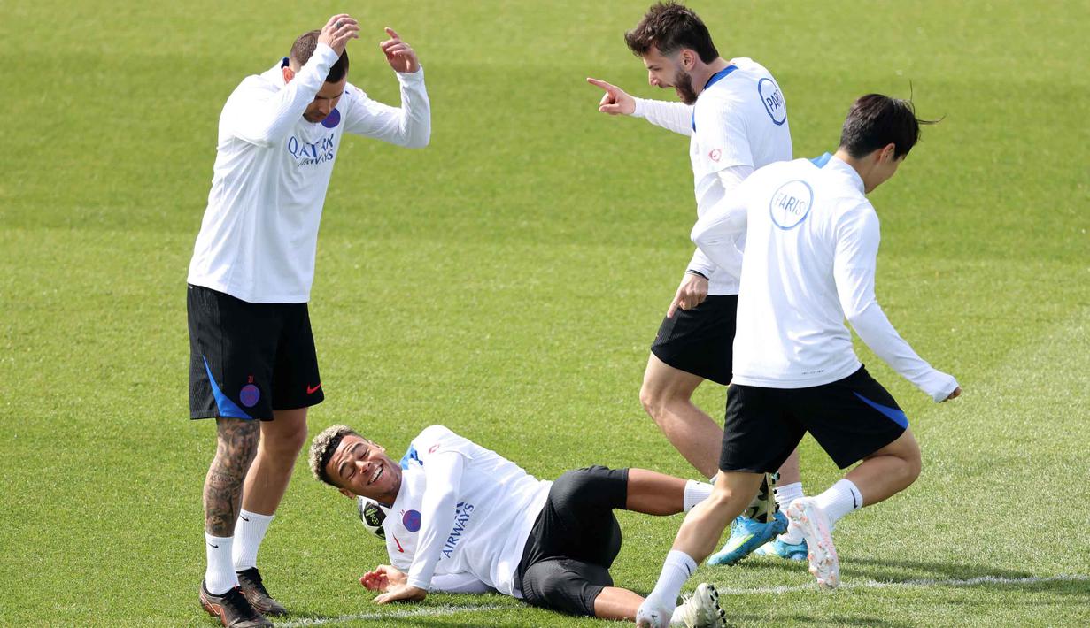 Gelandang Paris Saint-Germain asal Prancis, Desire Doue (tengah bawah) saat mengikuti sesi latihan klub sebelum pertandingan leg pertama semifinal Liga Champions 2025/2026 melawan klub Jerman, Bayern Muenchen, di PSG Campus, Poissy, Barat Laut Paris, pada Senin 27 April 2026. (FRANCK FIFE/AFP)