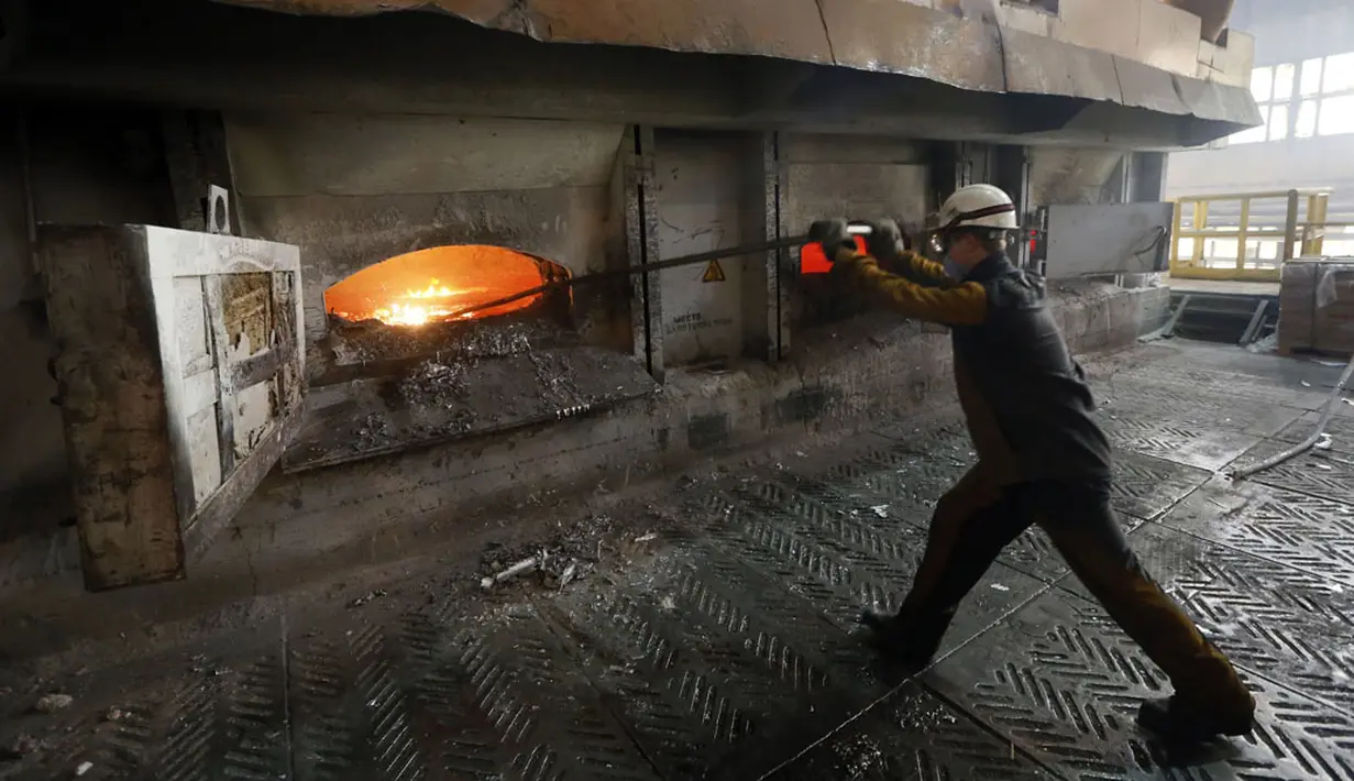 Salah satu pekerja melakukan peleburan alumunium di sebuah pabrik di Rusal Krasnoyarsk, Siberia, (8/7/2014). (REUTERS/Ilya Naymushin) 