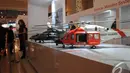 Aneka miniatur helikopter dipamerkan pada Indo Defence 2014, JIExpo Kemayoran, Jakarta, Rabu (5/11/2014)(Liputan6.com/Herman Zakharia)